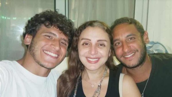 أنغام تطمئن جمهورها بصور مع نجليها بعد عودتها من رحلة علاج