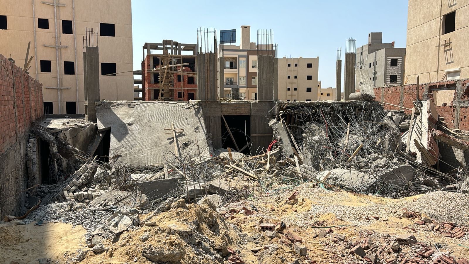 إزالة عقار مخالف بحي الوراق بالجيزة