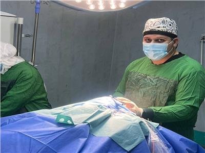 إنقاذ حياة مريض بعد جراحة دقيقة بالمخ في مستشفى قويسنا المركزي