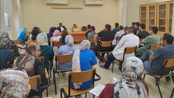 اجتماع موسّع بمستشفيات جامعة حلوان لدعم الأطباء المقيمين وتطوير بيئة العمل الطبية