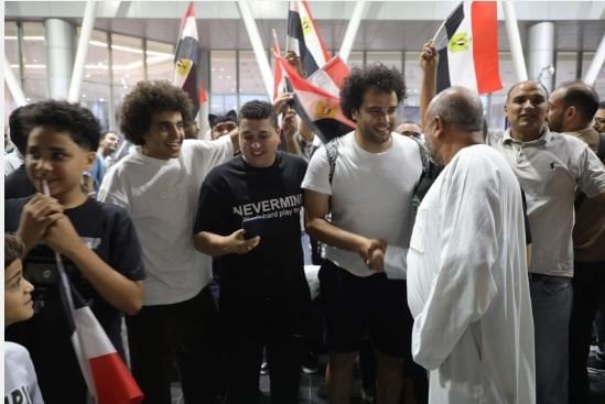 احتفالاً بشجاعته.. حشود جماهيرية تستقبل البطل أحمد ناصر بمطار القاهرة (صور)