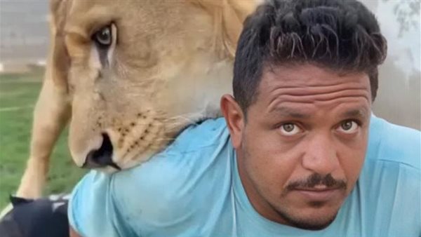 «اعطه قبلة».. صاحب مزرعة في ليبيا يهاجم عاملا مصريا بأسد (فيديو)