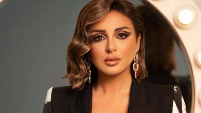«الأرقام تقترب من الطبيعية».. محمود سعد يطمئن محبي أنغام على حالتها