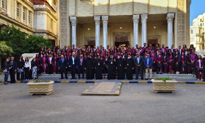 البابا تواضروس يُكرم أوائل الثانوية والدبلومات بالكنيسة المرقسية في الإسكندرية