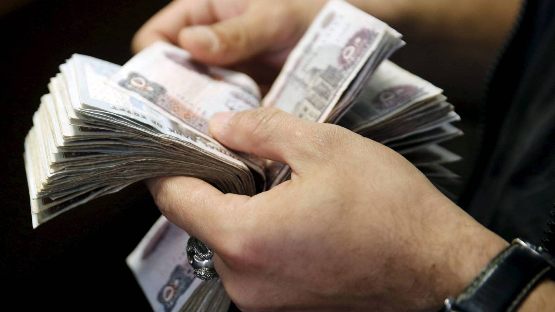 الجنيه ينتعش والتضخم يتباطأ.. هل اقترب خفض الفائدة في مصر؟