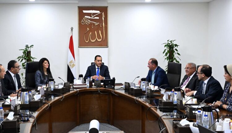 الحكومة تناقش ملف التخارج من الشركات ودعم مشاركة القطاع الخاص
