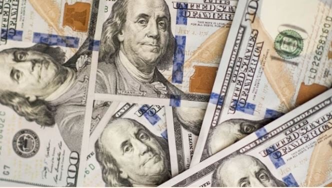 الدولار يتراجع بعد إقالة ترامب عضو الاحتياطي الفيدرالي ليزا كوك