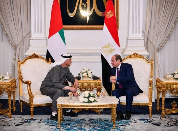 الرئاسة تنشر فيديو استقبال الرئيس السيسي لنظيره الإماراتي بمطار العلمين