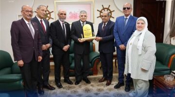 الفريق أسامة ربيع يُكرم أوائل الثانوية العامة والإعدادية بمدارس هيئة قناة السويس