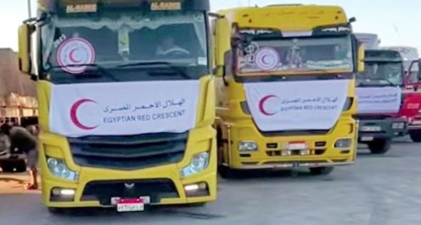 الهلال الأحمر المصري يدفع بأكثر من 2400 طن مساعدات في قافلة «زاد العزة الـ 25» إلى غزة