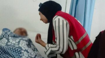 الهلال الأحمر يزور الطالبات الناجيات من حادث الغرق بشاطئ العجمي