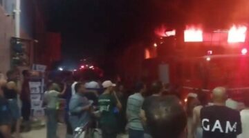 اندلاع حريق ضخم يلتهم مصنعًا للأحذية في مؤسسة الزكاة بالمرج (صور)