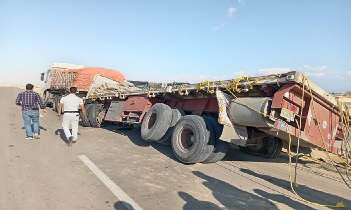 انقلاب تريلا محمّلة بـ 110 أطنان أسمنت على طريق الإسكندرية مطروح