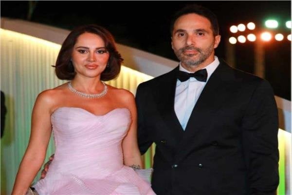 بعد شائعات انفصالهما.. ياسمين رئيس تظهر مع زوجها في عرض «بابا وماما»