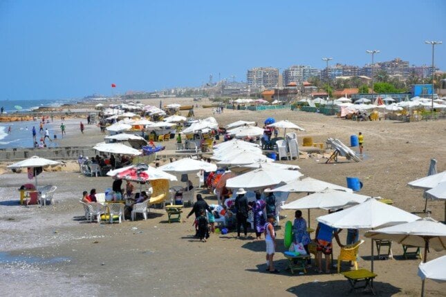 «بورسعيد» تُحذر المواطنين من ارتفاع الأمواج.. وتُشدد على الالتزام بتعليمات فرق الإنقاذ