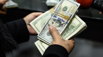 تحويلات المصرين بالخارج تقفز في يونيو لأعلى مستوى شهري على الإطلاق