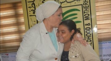 «تربوي» يكشف أسباب الاحتفاء بطفلة الـ«شيبسي»