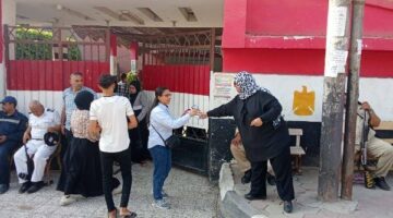 توزيع مياه معدنية وشيكولاتة على طلاب الدور الثاني للثانوية العامة في الفيوم