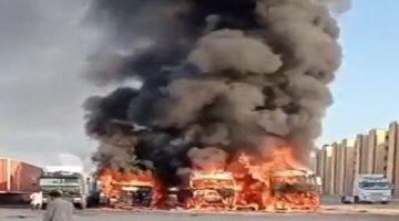 حريق هائل يلتهم سيارات نقل ثقيل في مدينة القرين بالشرقية