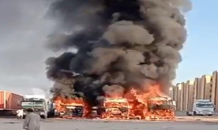 حريق هائل يلتهم سيارات نقل ثقيل في مدينة القرين بالشرقية