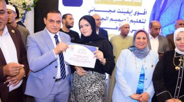حزب حماة الوطن بسوهاج يوزع سبائك ذهبية على الطلاب المتفوقين