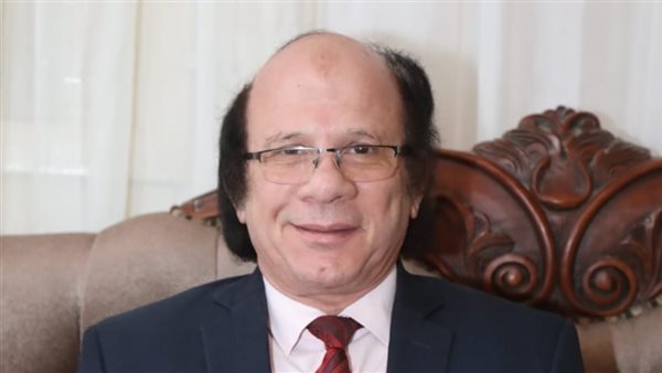 خبير تربوي: الإدارات المدرسية مطالبة بتنفيذ قرار تسليم الكتب بلا شروط مالية