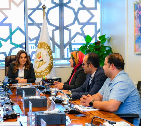 د. منال عوض تناقش مع القائمين على منظومة التفتيش البيئي مقترحات وآليات تطوير العمل