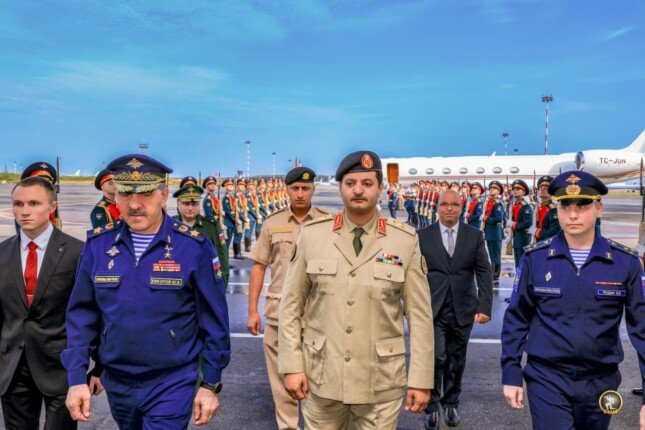 رئيس أركان الجيش الليبي الفريق أول خالد حفتر يصل إلى روسيا في زيارة رسمية