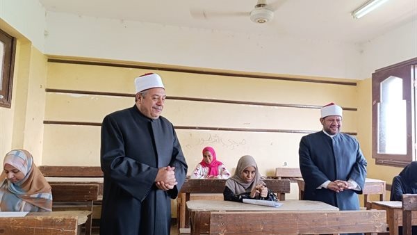 «رئيس المعاهد الأزهرية» يتابع امتحانات «الدور الثاني» للثانوية الأزهرية بأسوان
