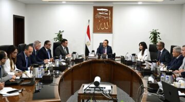 رئيس الوزراء يُتابع الموقف التنفيذي لمشروعات تحلية مياه البحر ويبحث التعاون مع “أكوا باور”