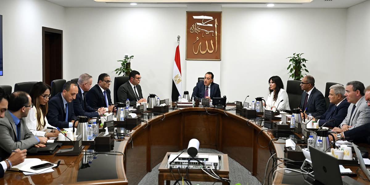 رئيس الوزراء يُتابع الموقف التنفيذي لمشروعات تحلية مياه البحر ويبحث التعاون مع “أكوا باور”