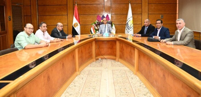 رئيس جامعة أسيوط يبحث سبل التعاون مع مديرية الصحة