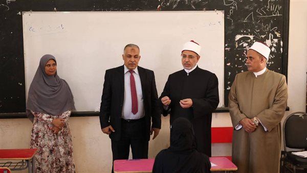 رئيس جامعة الأزهر يتفقد لجان امتحانات الدور الثاني بالثانوية الأزهرية بمرسى مطروح