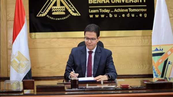 رئيس جامعة بنها خلال حفل تخرج دفعة جديدة من كلية التربية