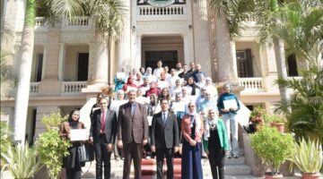 رئيس جامعة بنها يسلم شهادات التدريب لطلاب أول مدرسة صيفية للقطاع الطبي