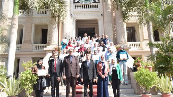 رئيس جامعة بنها يسلم شهادات التدريب لطلاب أول مدرسة صيفية للقطاع الطبي