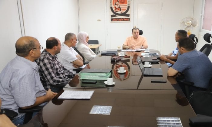رئيس جامعة جنوب الوادي يناقش الحوكمة الإلكترونية للموارد الذاتية للجامعة
