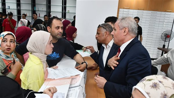 رئيس جامعة قناة السويس يواصل جولاته داخل مكتب تنسيق جامعة الإسماعيلية الجديدة الأهلية