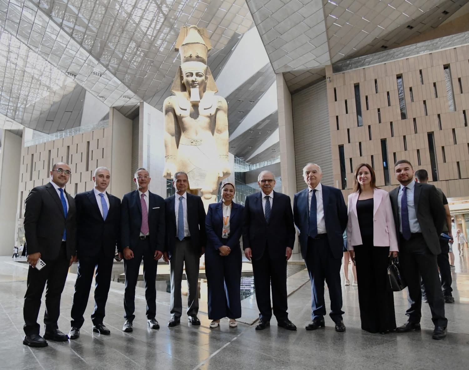 رئيس وزراء لبنان يزور المتحف المصري الكبير ويشيد بالعرض المتحفي الفريد