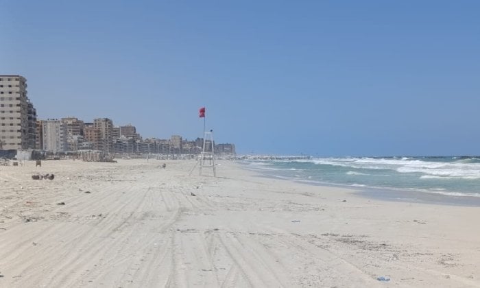 رفع الرايات الصفراء على شواطئ الإسكندرية غدًا.. وحظر السباحة بأبو تلات