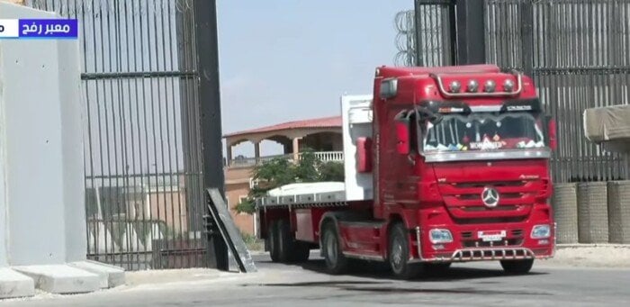 «زاد العزة».. 2400 طن مساعدات إنسانية مصرية تم تفريغهم داخل غزة اليوم |فيديو