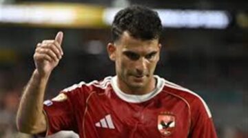 زيزو يتوج بجائزة أفضل لاعب في مباراة الأهلي وفاركو