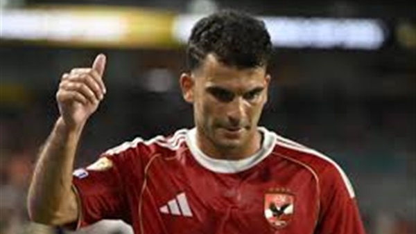 زيزو يتوج بجائزة أفضل لاعب في مباراة الأهلي وفاركو