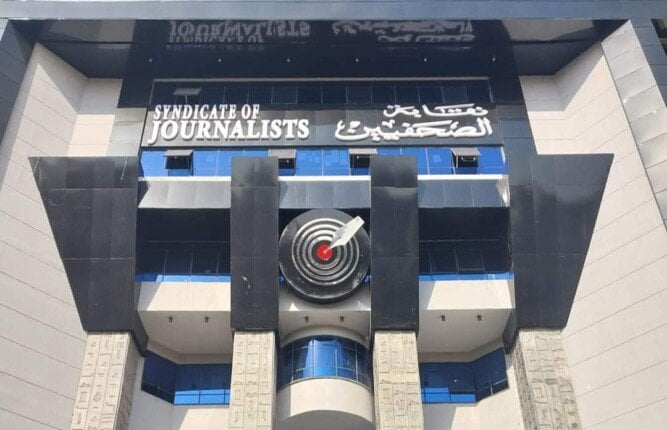 «سايكو».. الصحفيين تستضيف عرضا مسرحيا يسلط الضوء على عالم الأمراض النفسية