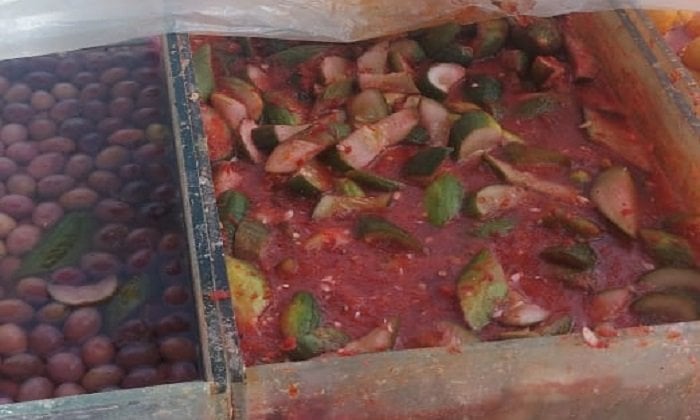 ضبط 12 طن مخللات مجهولة المصدر في المحمودية بالبحيرة