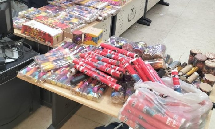 ضبط 14 ألفًا و 645 عبوة أقلام وأحبار منتهية الصلاحية وألعاب نارية محظور تداولها بالبحيرة