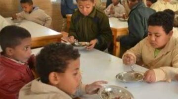 عاجل| الوجبات الساخنة في المدارس الابتدائية.. هل تنهي معاناة التقزم بين الطلاب؟
