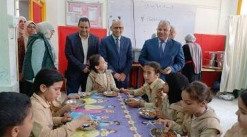 عاجل.. فراخ وفواكه ومكسرات.. وجبات ساخنة بالمدارس يستفيد منها 3 ملايين طالب وتحذيرات من "التسمم"