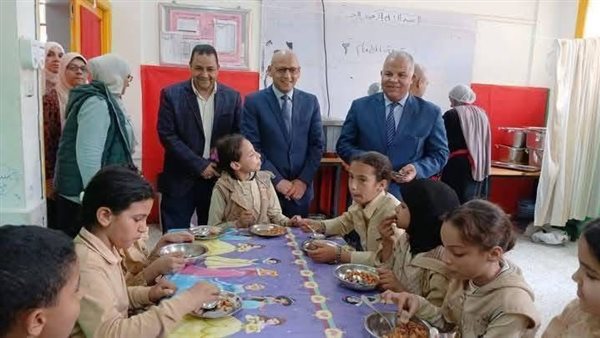 عاجل.. فراخ وفواكه ومكسرات.. وجبات ساخنة بالمدارس يستفيد منها 3 ملايين طالب وتحذيرات من "التسمم"