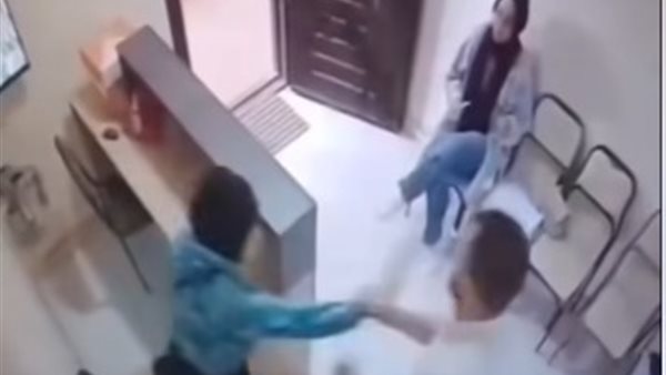 عاجل| فيديو تعدي صاحب سنتر تعليمي على فتاة بسوهاج يثير الجدل